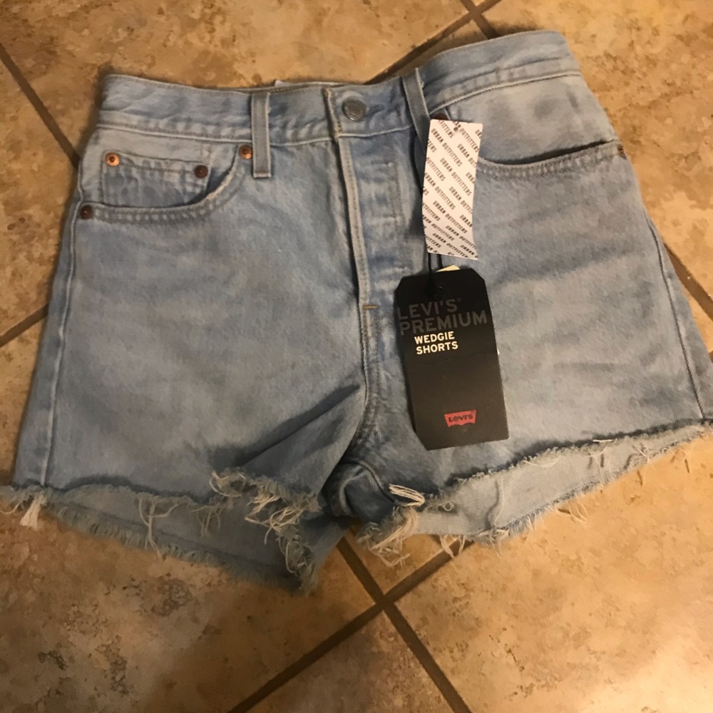 NWT Levi wedgie shorts